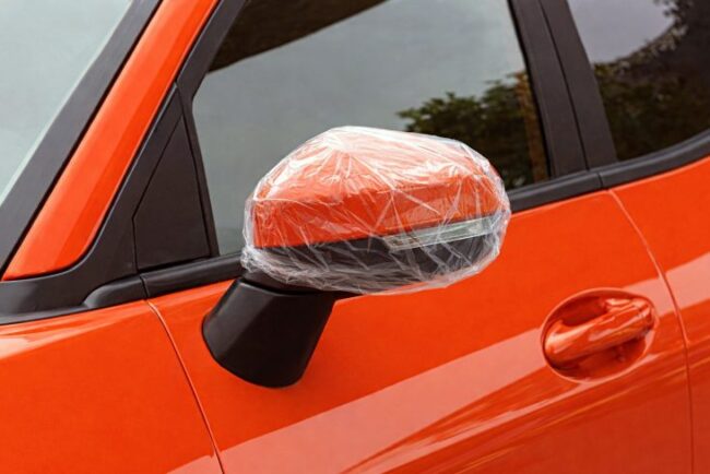 de-ce-pun-tot-mai-multi-soferi-pungi-de-plastic-pe-oglinzile-masinii.-explicatia-este-mai-logica-decat-pare