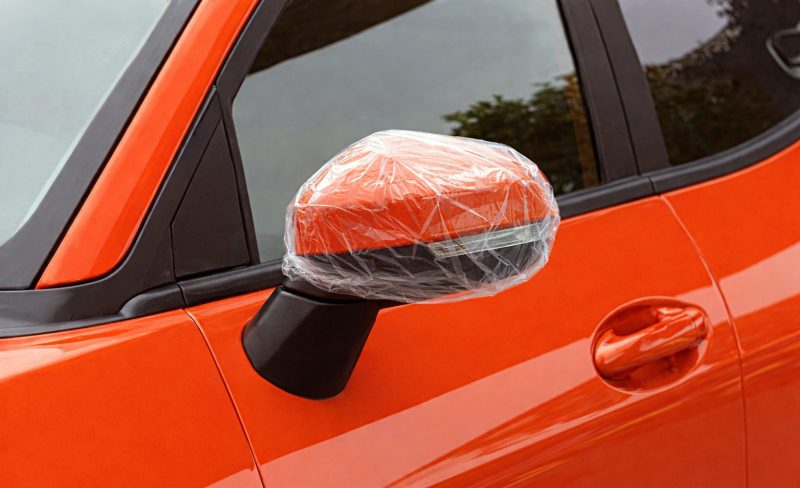 de-ce-pun-tot-mai-multi-soferi-pungi-de-plastic-pe-oglinzile-masinii.-explicatia-este-mai-logica-decat-pare