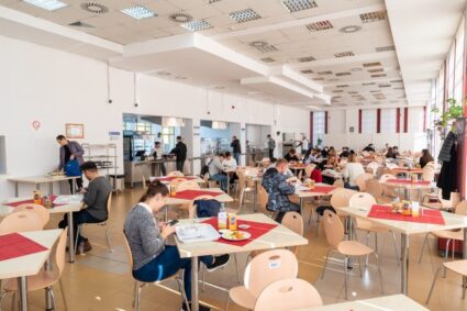 studentii-lucreaza-in-cantina-pentru-o-bursa-de-1.500-de-lei