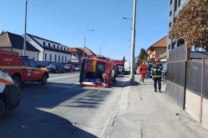 ambulanta-cu-6-persoane,-implicata-intr-un-accident-in-sibiu.-a-fost-activat-planul-rosu-de-interventie-–-playtech-stiri