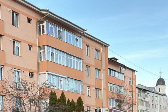 o-femeie-din-piatra-neamt-a-murit-in-propriul-apartament,-dupa-ce-locuinta-sa-a-fost-cuprinsa-de-flacari.-mai-multi-locatari-au-fost-evacuati-din-bloc