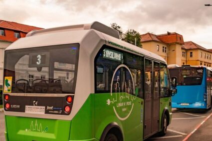 incident-grav-in-sibiu:-doua-femei-au-cazut-din-autobuz-la-plecarea-din-statie.-usa-nu-era-inchisa-corespunzator-–-playtech-stiri