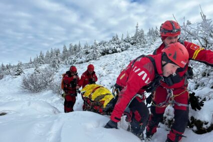 zeci-de-persoane-au-fost-salvate-de-pe-munte-in-24-de-ore.-cele-mai-multe-apeluri-s-au-primit-la-salvamont-sinaia