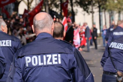 5-magazine-de-haine-sparte-in-90-de-minute.-cum-a-speriat-austria-un-hot-roman