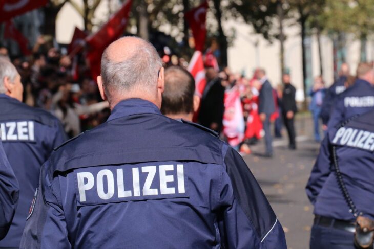 5-magazine-de-haine-sparte-in-90-de-minute.-cum-a-speriat-austria-un-hot-roman