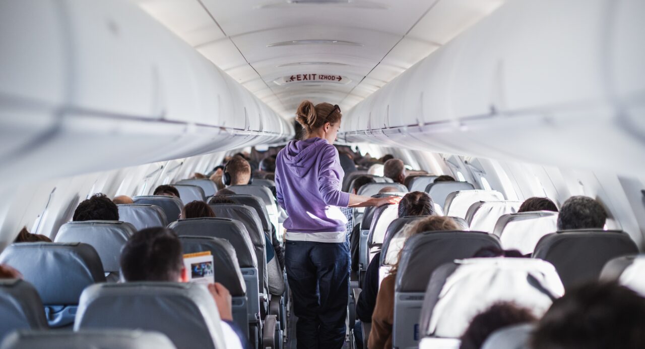 motivul-pentru-care-politistii-au-fost-chemati-sa-dea-jos-o-femeie-dintr-un-avion.-ce-i-a-reprosat-echipajul-pasagerei