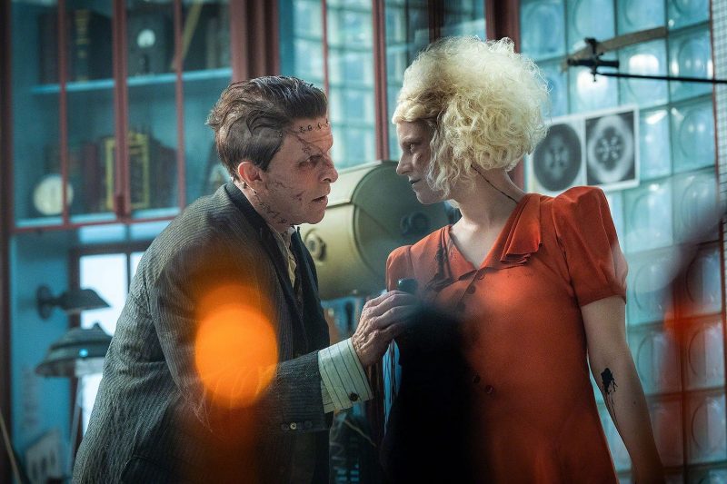 „the-bride!”-review-jessie-buckley-tine-pe-umeri-un-film-splendid-vizual,-dar-sufocat-de-exces,-confuzie-de-ton-si-un-scenariu-care-nu-stie-ce-vrea