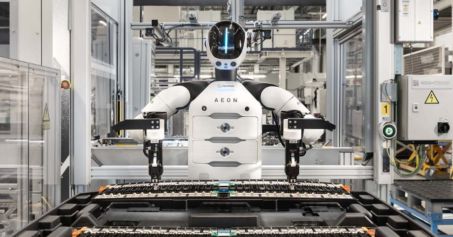 viitorul-bmw-va-fi-fabricat-de-roboti-umanoizi.-primii-„muncitori”-au-ajuns-in-fabrica-din-leipzig,-germania