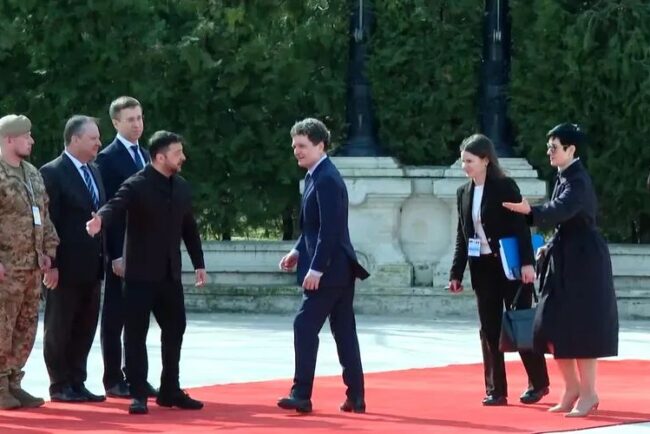 nicusor-dan-iar-s-a-incurcat-in-protocol-de-data-asta-la-vizita-lui-zelenski.-toata-lumea-i-a-sarit-in-ajutor,-de-la-presedintele-ucrainei,-pana-la-sefa-de-protocol,-delia-dinu
