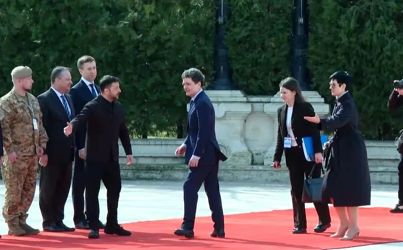 nicusor-dan-iar-s-a-incurcat-in-protocol-de-data-asta-la-vizita-lui-zelenski.-toata-lumea-i-a-sarit-in-ajutor,-de-la-presedintele-ucrainei,-pana-la-sefa-de-protocol,-delia-dinu