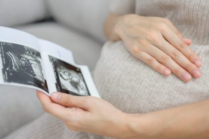 o-mamica-din-sua-a-descoperit-ca-fiica-ei-are-zeci-de-frati-vitregi.-care-este-explicatia