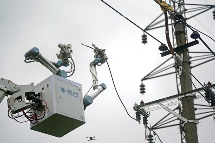 robotul-electrician-care-ar-putea-sa-ti-ia-jobul:-china-repara-linii-de-10-kv-fara-interventie-umana