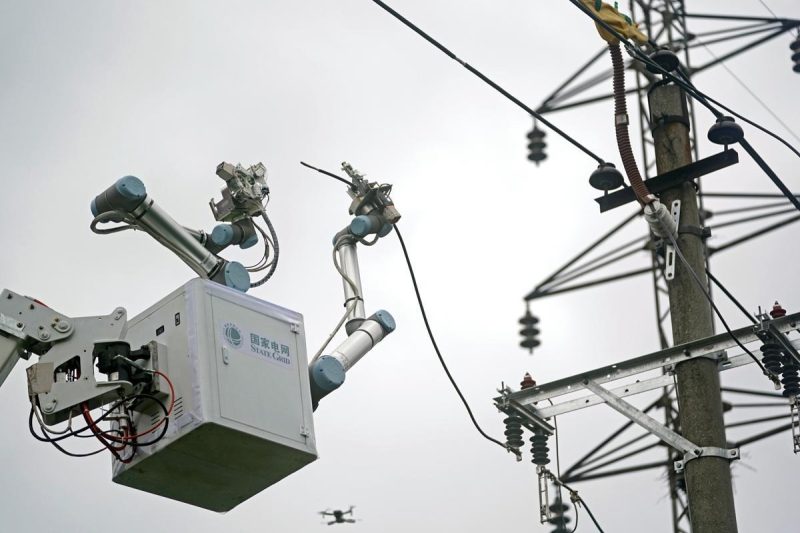 robotul-electrician-care-ar-putea-sa-ti-ia-jobul:-china-repara-linii-de-10-kv-fara-interventie-umana