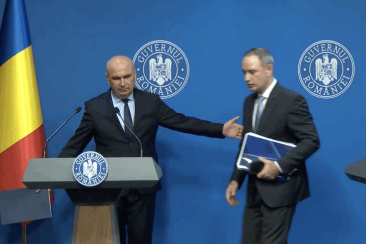 fuga-de-intrebarile-jurnalistilor-a-devenit-deja-obicei-in-guvern-dupa-oana-toiu-si-premierul-bolojan-a-fugit-in-aceasta-seara,-din-conferinta-de-presa-dedicata-bugetului.-ce-intrebare-l-a-pus-pe-fuga