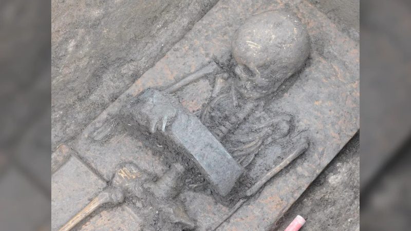 descoperirea-care-i-a-uimit-pe-arheologi:-doi-copii-din-italia-antica-au-fost-ingropati-cu-centuri-de-razboinici
