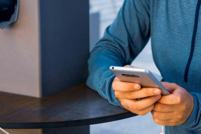 de-ce-se-incalzeste-incarcatorul-telefonului-mobil-si-cum-se-remediaza.-opt-lucruri-la-care-trebuie-sa-fi-atent