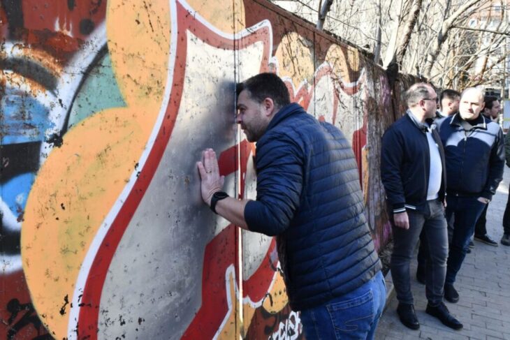 primaria-capitalei-a-montat-stalpisori-in-fata-salii-palatului-si-a-demontat-un-panou-publicitar:-trotuarele-sunt-pentru-pietoni