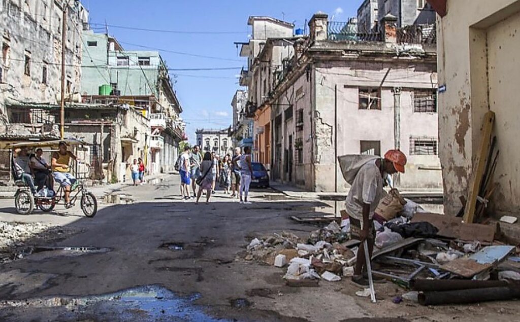 a-opta-zi-de-proteste-violente-in-cuba-dupa-penele-masive-de-curent.-manifestantii-au-atacat-sediul-partidului-comunist