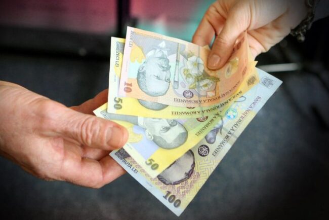pensionarii-cu-venituri-sub-3000-de-lei-vor-beneficia-de-ajutor-de-la-stat.-suma-va-fi-oferita-de-doua-ori-pe-an