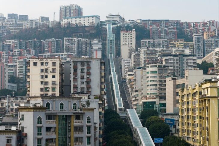 cea-mai-lunga-scara-rulanta-urbana-din-lume-are-905-metri-si-urca-pana-in-varful-unui-oras-montan
