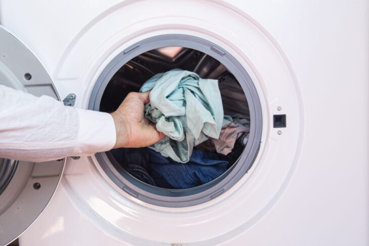 folosesti-gresit-masina-de-spalat:-expertii-dezvaluie-articolele-vestimentare-pe-care-nu-ar-trebui-sa-le-pui-niciodata-in-ea
