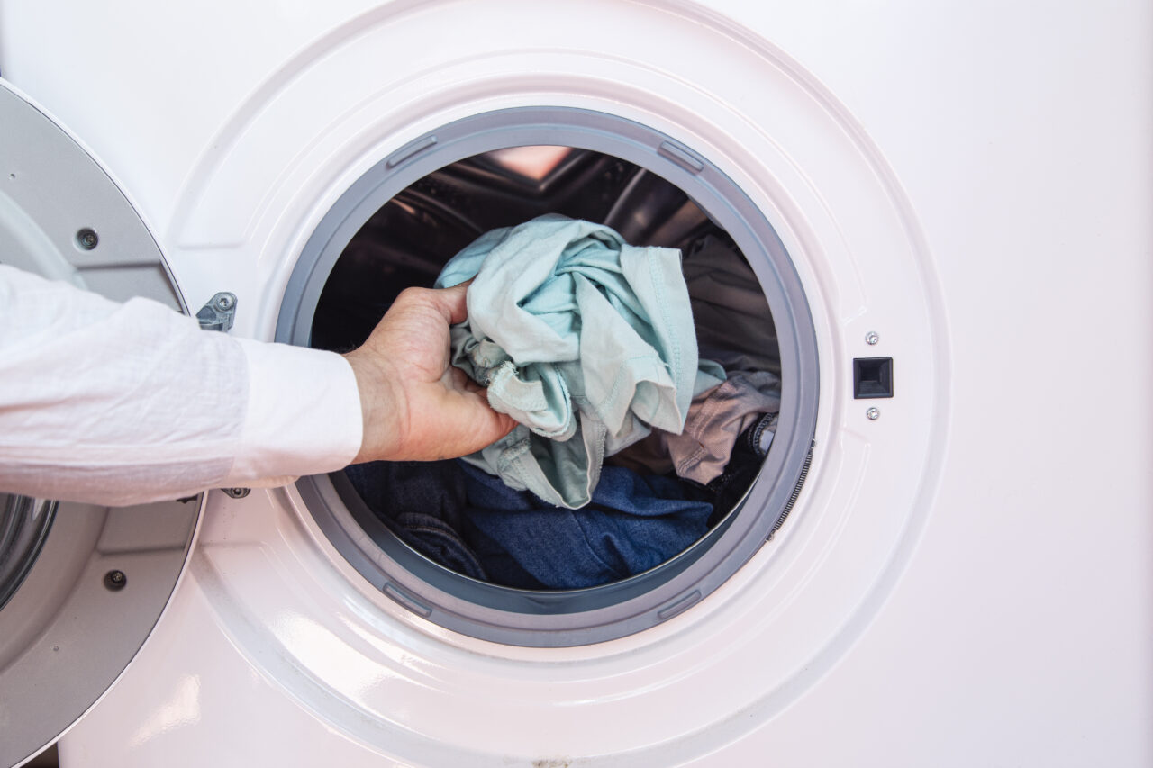 folosesti-gresit-masina-de-spalat:-expertii-dezvaluie-articolele-vestimentare-pe-care-nu-ar-trebui-sa-le-pui-niciodata-in-ea
