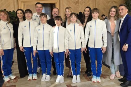 nadia-comaneci,-celebrata-in-parlamentul-european,-la-50-de-ani-de-la-nota-10!-cum-a-fost-plecarea-de-la-onesti-a-zeitei