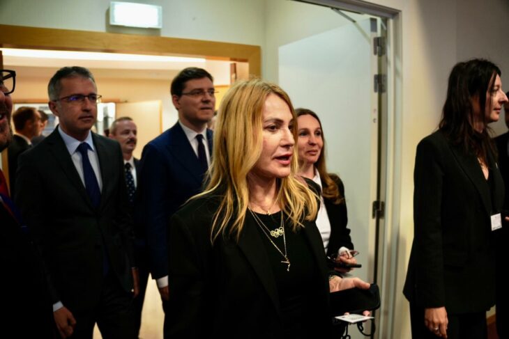 nadia-comaneci,-primita-ca-o-zeita-in-parlamentul-europei.-medaliatii-olimpici-si-politicienii-s-au-strans-in-jurul-legendarei-campioane