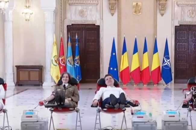 nicusor-dan-a-donat-sange-la-palatul-cotroceni.-presedintele-apare-intins-pe-un-pat-medical,-in-sala-unirii,-zambind-la-camera
