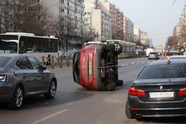 accident-cu-sase-masini-pe-soseaua-stefan-cel-mare-un-autoturism-s-a-rasturnat,-iar-o-femeie-a-ajuns-la-spital.-cum-s-a-intamplat-totul