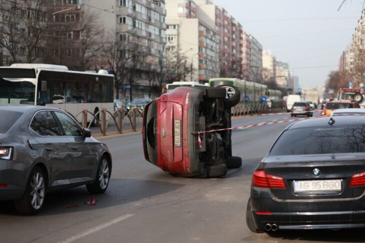 accident-cu-sase-masini-pe-soseaua-stefan-cel-mare-un-autoturism-s-a-rasturnat,-iar-o-femeie-a-ajuns-la-spital.-cum-s-a-intamplat-totul