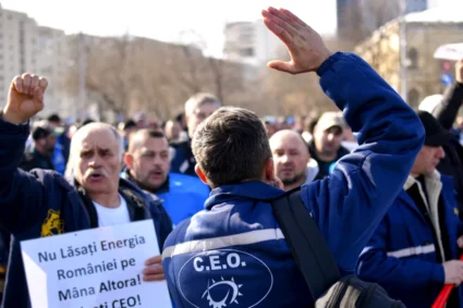 sute-de-mineri-au-iesit-pe-strazile-din-targu-jiu-in-a-treia-zi-de-proteste.-protestatarii-au-adus-in-fata-sediului-ce-oltenia-coroane-funerare-si-candele