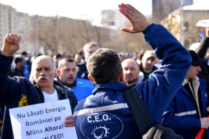 sute-de-mineri-au-iesit-pe-strazile-din-targu-jiu-in-a-treia-zi-de-proteste.-protestatarii-au-adus-in-fata-sediului-ce-oltenia-coroane-funerare-si-candele
