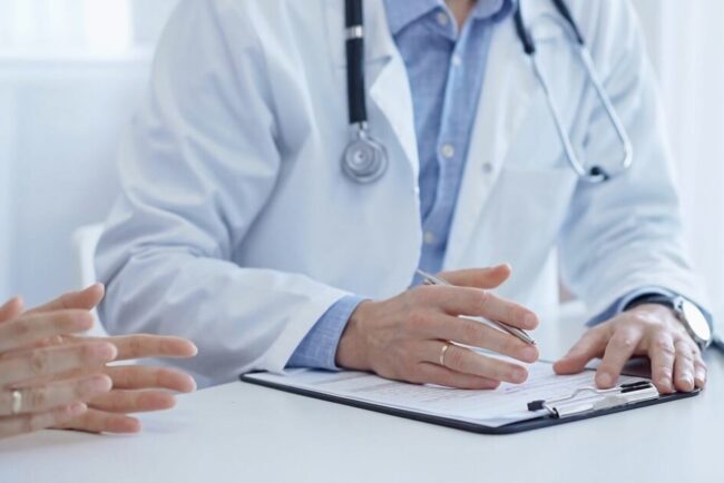 romanii-se-duc-din-ce-in-ce-mai-rar-la-doctor.-amana-vizitele-la-medic-pentru-ca-nu-isi-permit-sau-prefera-sa-plateasca-in-rate-consultatiile