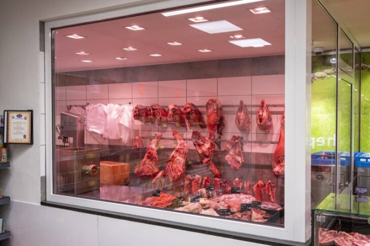 kilogramul-de-carne-de-miel,-la-pret-record-in-supermarketuri.-cat-costa-inainte-de-paste,-va-fi-un-lux-pe-masa-de-sarbatori