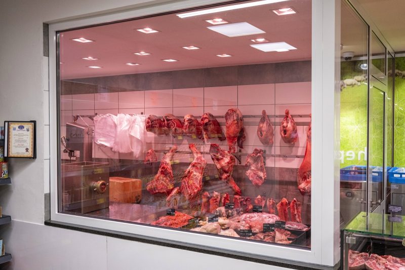 kilogramul-de-carne-de-miel,-la-pret-record-in-supermarketuri.-cat-costa-inainte-de-paste,-va-fi-un-lux-pe-masa-de-sarbatori