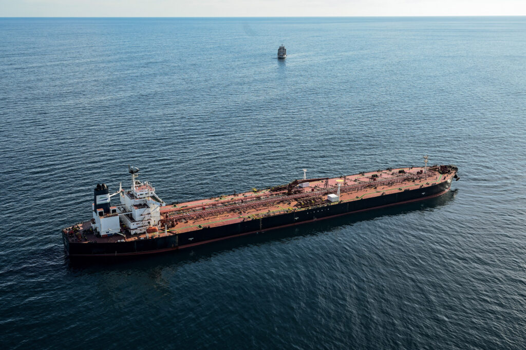rusia-ar-putea-trimite-nave-de-razboi-pentru-a-escorta-flota-fantoma