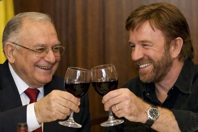 cele-mai-tari-glume-si-meme-uri-cu-chuck-norris,-celebrul-actor-care-ne-a-parasit-la-varsta-de-86-de-ani
