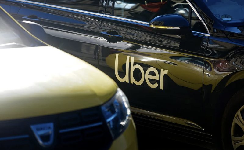 uber-pariaza-masiv-pe-viitorul-fara-soferi-si-vrea-pana-la-50.000-de-robotaxiuri-rivian