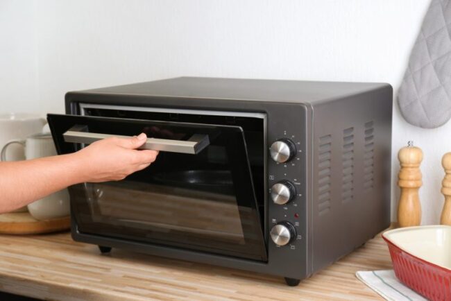 cum-sa-cureti-un-mini-cuptor-electric-pentru-a-functiona-eficient-mai-mult-timp