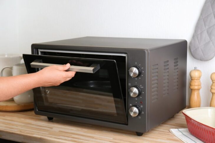 cum-sa-cureti-un-mini-cuptor-electric-pentru-a-functiona-eficient-mai-mult-timp