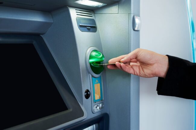 firul-invizibil-la-bancomate,-inselatoria-care-te-lasa-fara-banii-de-pe-card.-cum-functioneaza-aceasta-metoda