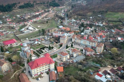 orasul-din-romania-in-care-un-apartament-cu-3-camere-se-vinde-cu-12500-acum,-in-martie-2026.-are-garaj,-beci-si-88-mp