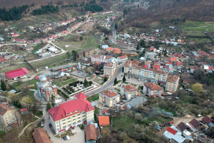 orasul-din-romania-in-care-un-apartament-cu-3-camere-se-vinde-cu-12500-acum,-in-martie-2026.-are-garaj,-beci-si-88-mp
