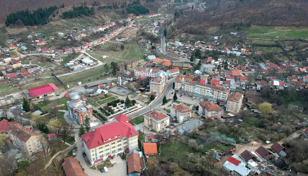 orasul-din-romania-in-care-un-apartament-cu-3-camere-se-vinde-cu-12500-acum,-in-martie-2026.-are-garaj,-beci-si-88-mp