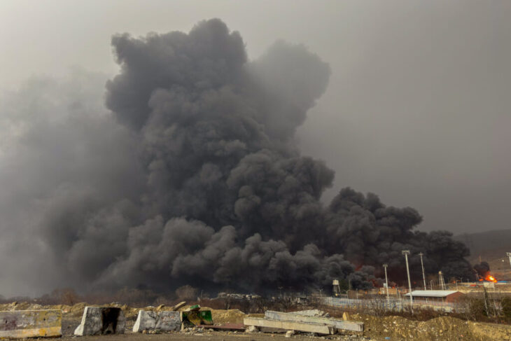 norul-toxic-de-la-teheran:-imaginile-din-satelit-arata-incendii-cu-scurgeri-de-petrol-care-au-durat-zile-intregi