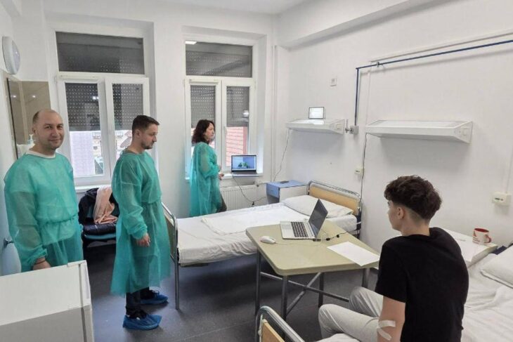 un-elev-de-14-ani-din-targu-jiu-a-sustinut-etapa-nationala-a-olimpiadei-de-informatica-direct-din-spital,-dupa-ce-a-suferit-o-interventie-chirurgicala