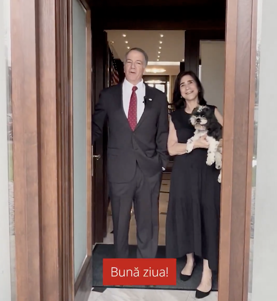 buna-ziua!-primul-mesaj-al-ambasadorului-sua-in-romania.-ce-transmite-si-de-cine-este-insotit-la-bucuresti
