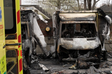 doi-barbati-au-fost-arestati-pentru-incendierea-ambulantelor-unei-organizatii-evreiesti-la-londra