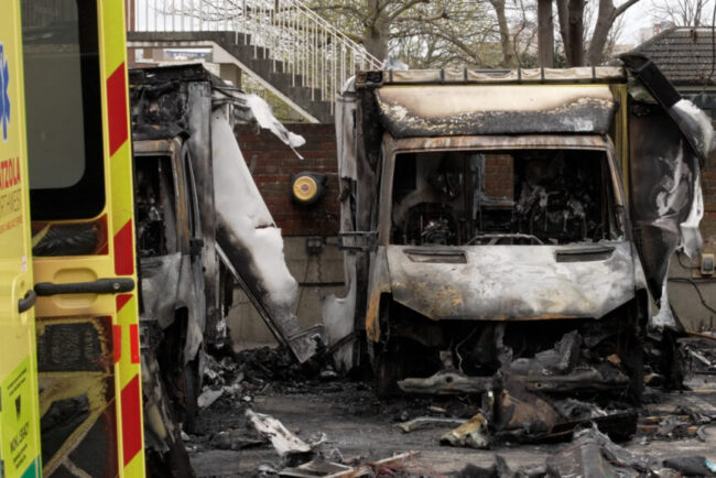 doi-barbati-au-fost-arestati-pentru-incendierea-ambulantelor-unei-organizatii-evreiesti-la-londra